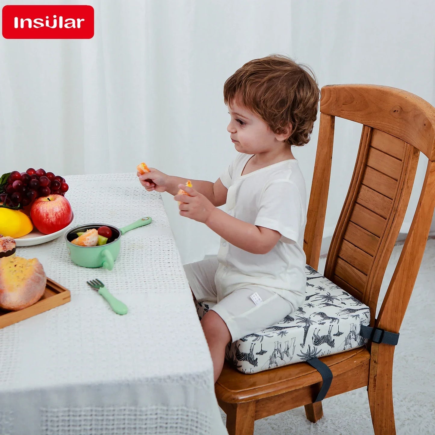 Booster seat for children's chair, adjustable and removable